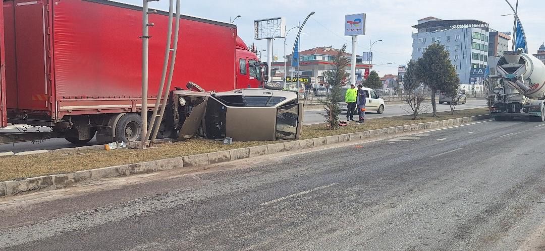 Malatya çevre yolunda, Martı Kavşağı mevkiinde otomobil ile tırın çarpışması