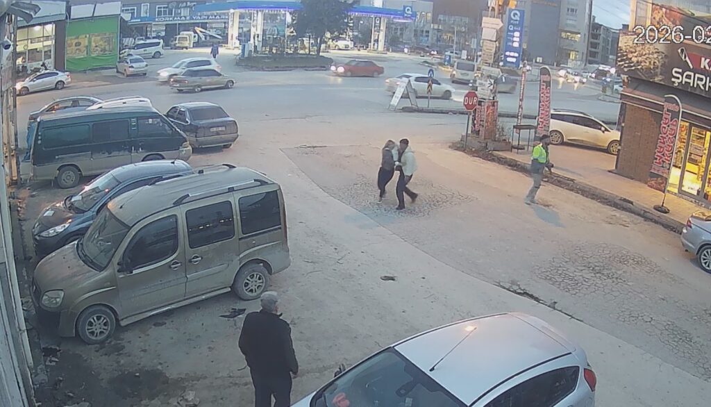 Malatya’nın Çavuşoğlu Mahallesi’nde güvenlik kameralarına yansıyan olayda, eşini sokak ortasında