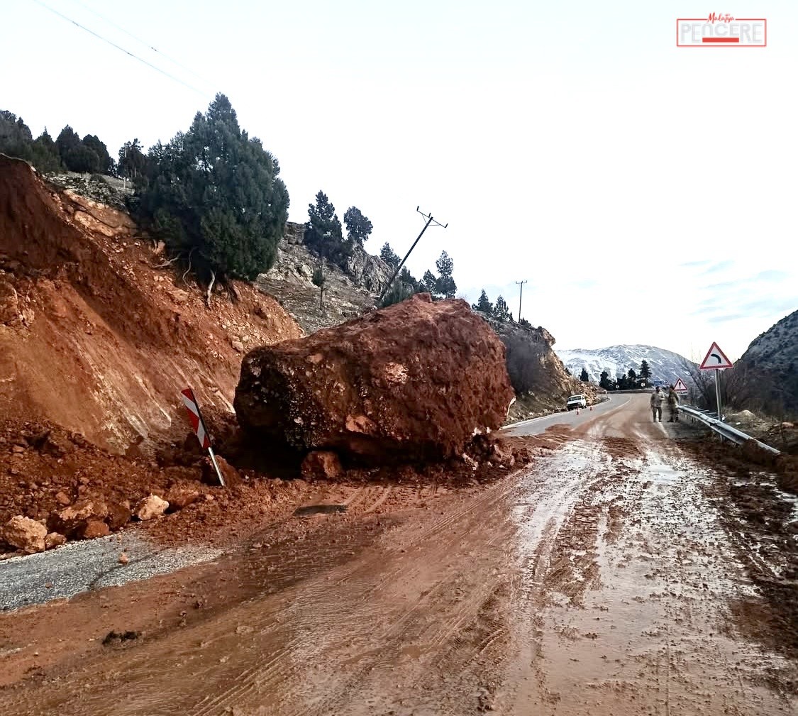 Doğanşehir ilçesine bağlı Kapıdere Mahallesi yakınlarında meydana gelen toprak kayması