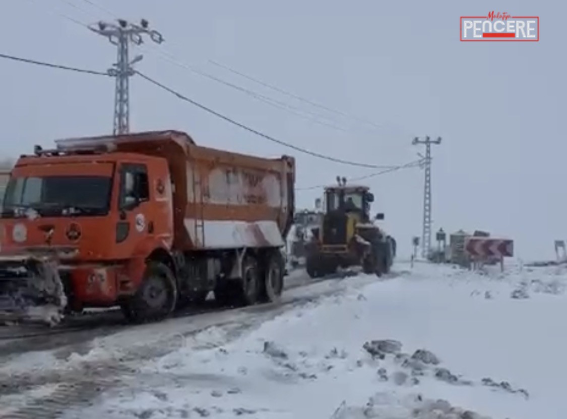 Darende ilçesine bağlı Palanga Mahallesi’nde yoğun kar yağışı ve tipi