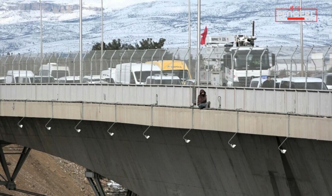 Malatya’da Beylerderesi Viyadüğü’ne çıkan bir genç, intihar girişiminde bulundu. Polis