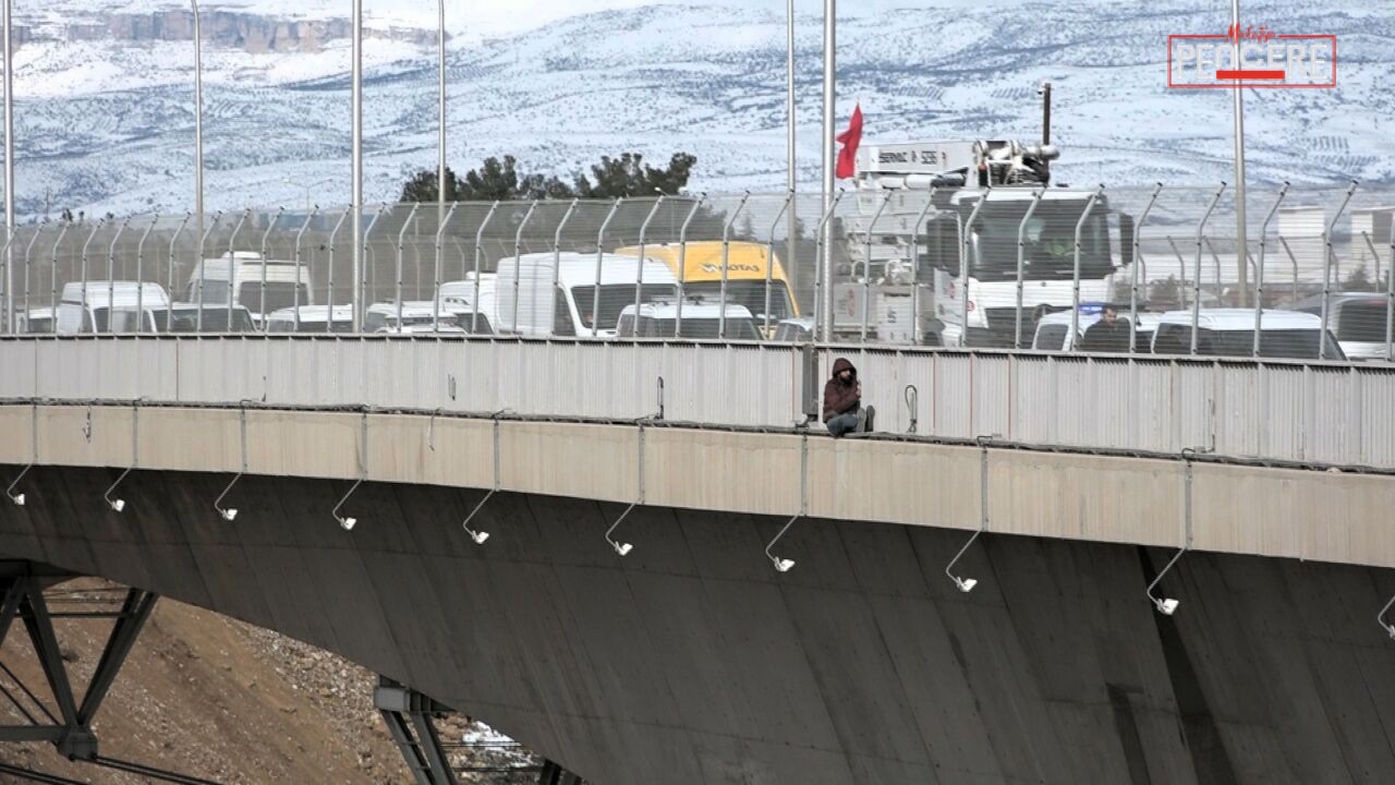Malatya’da Beylerderesi Viyadüğü’ne çıkan bir genç, intihar girişiminde bulundu. Polis