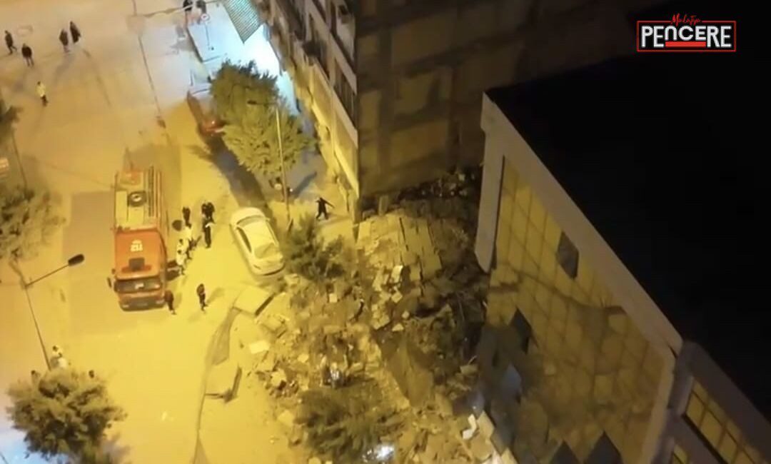 İskenderun Şehit Pamir Caddesi’nde depremde ağır hasar alan bir bina,