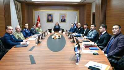 Malatya’da Bir Haftalık Asayiş Raporu Açıklandı: 4 Bin 855 Ceza, 14 Tutuklama, 81 Bin Kişi Sorgulandı Malatya Valisi Seddar Yavuz başkanlığında gerçekleştirilen İl Güvenlik, Asayiş ve