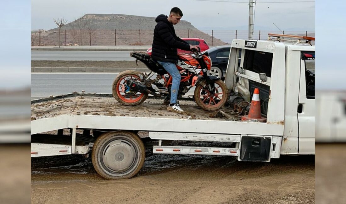 Trafik güvenliğini hiçe sayarak akrobatik hareketler yapan motosiklet sürücüleri, polis