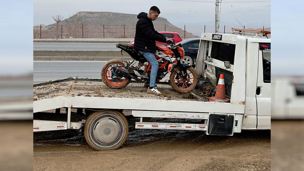 Trafik güvenliğini hiçe sayarak akrobatik hareketler yapan motosiklet sürücüleri, polis