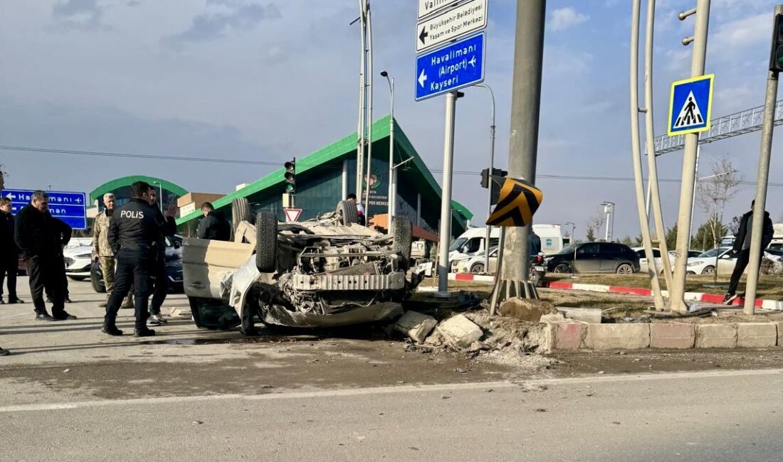 Malatya’da Turgut Özal Bulvarı Hava Lojmanları Kavşağı’nda iki otomobilin çarpışması