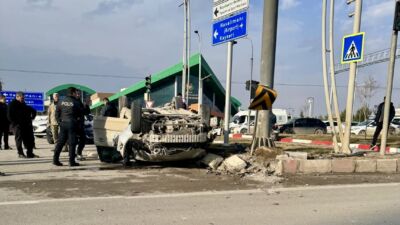 Malatya’da Turgut Özal Bulvarı Hava Lojmanları Kavşağı’nda iki otomobilin çarpışması