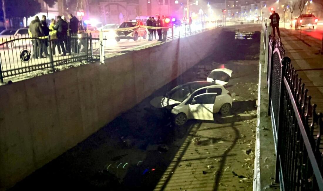 Malatya’nın Battalgazi ilçesine bağlı Paşaköşkü Mahallesi’nde kontrolden çıkan otomobil sulama