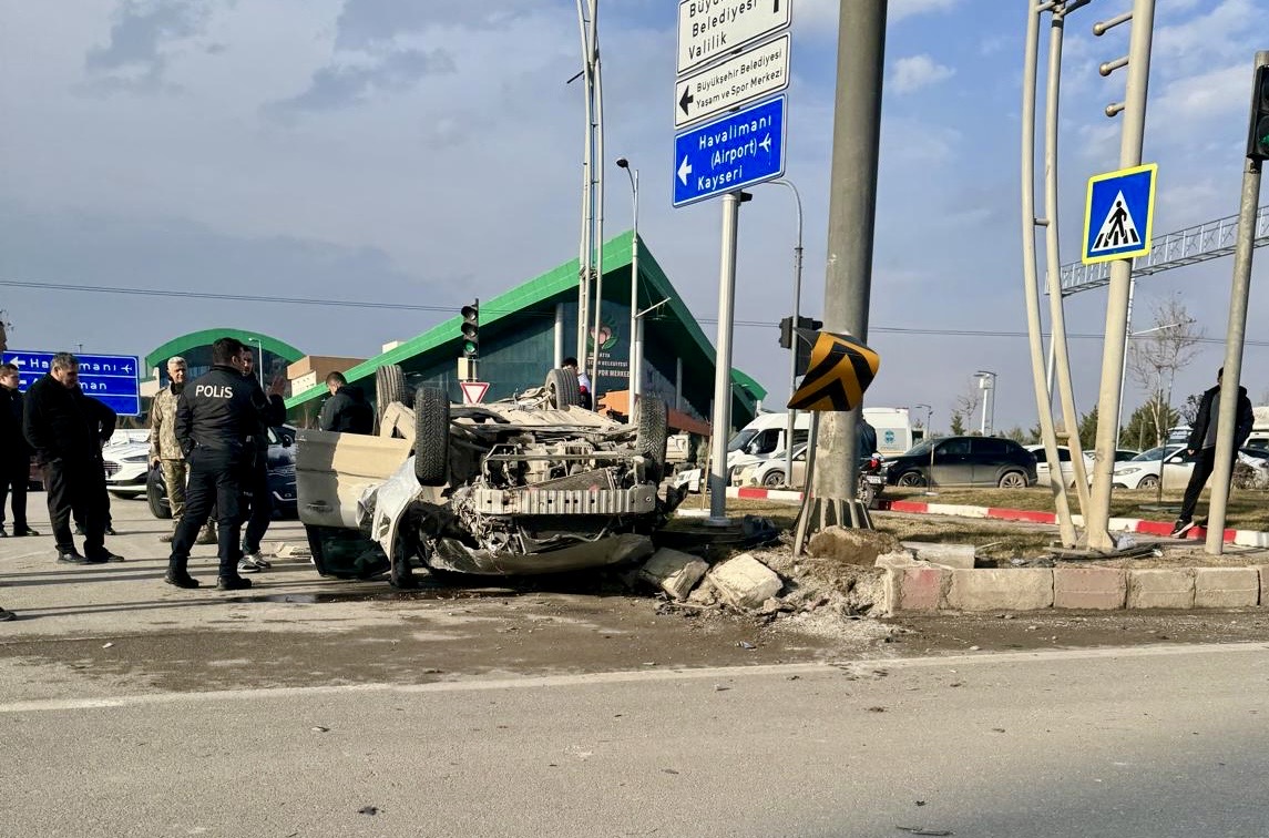Malatya’da Turgut Özal Bulvarı Hava Lojmanları Kavşağı’nda iki otomobilin çarpışması
