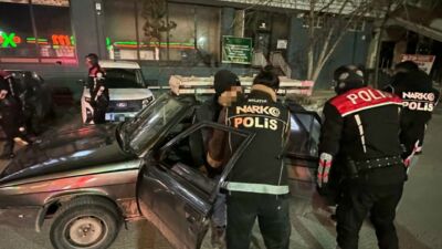 Malatya’da Narkotik Operasyonu: 8 Tutuklama Malatya’da “torbacı” olarak tabir edilen sokak satıcılarına yönelik düzenlenen operasyonda