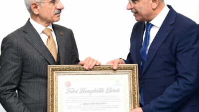 Malatya’da Bakan Uraloğlu’na Fahri Hemşehrilik Beratı Verildi Malatya Büyükşehir Belediye Başkanı Sami Er, 6 Şubat depremleri sonrası