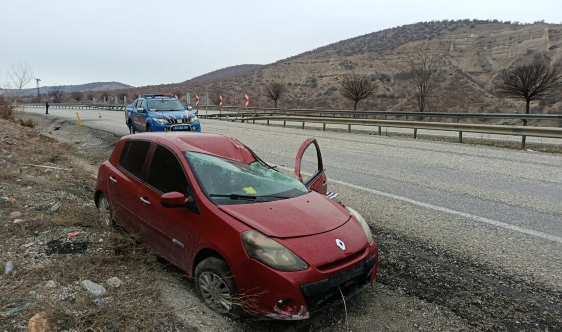 Malatya’nın Doğanşehir ilçesinde yağış nedeniyle kayganlaşan yolda kontrolden çıkan otomobil