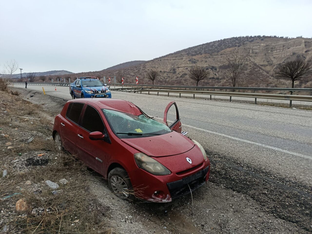 Malatya’nın Doğanşehir ilçesinde yağış nedeniyle kayganlaşan yolda kontrolden çıkan otomobil