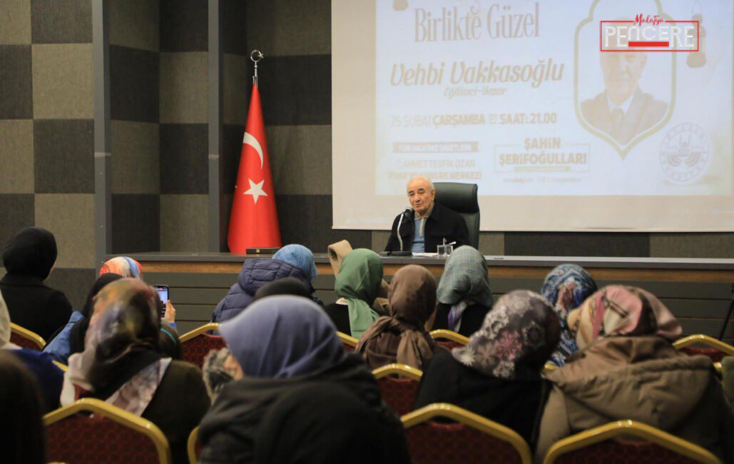 Elazığ Ramazan etkinlikleri kapsamında düzenlenen programda Eğitimci-Yazar Vehbi Vakkasoğlu, vatandaşlarla