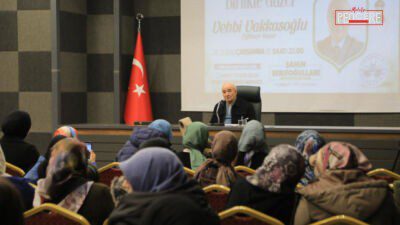 Elazığ Ramazan etkinlikleri kapsamında düzenlenen programda Eğitimci-Yazar Vehbi Vakkasoğlu, vatandaşlarla
