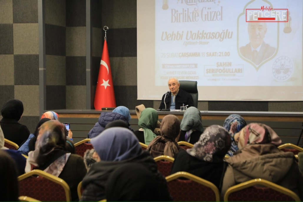Elazığ Ramazan etkinlikleri kapsamında düzenlenen programda Eğitimci-Yazar Vehbi Vakkasoğlu, vatandaşlarla