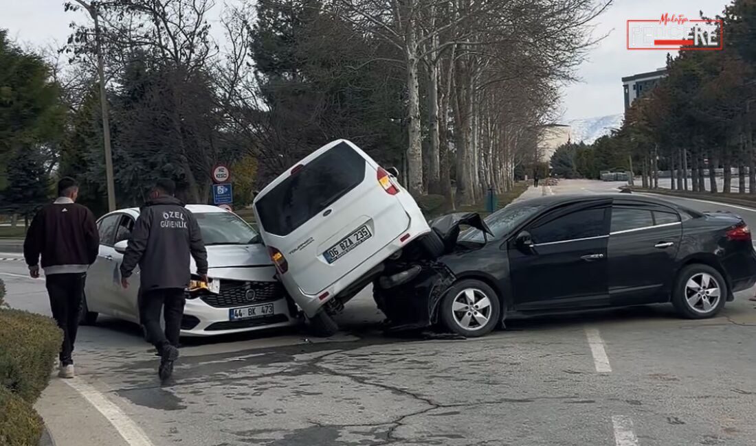Malatya’da üniversite kampüsü içerisinde meydana gelen üç araçlı trafik kazasında