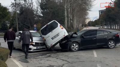 Malatya’da üniversite kampüsü içerisinde meydana gelen üç araçlı trafik kazasında