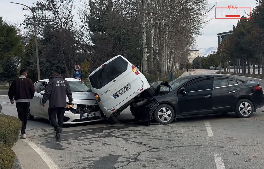 Malatya’da üniversite kampüsü içerisinde meydana gelen üç araçlı trafik kazasında