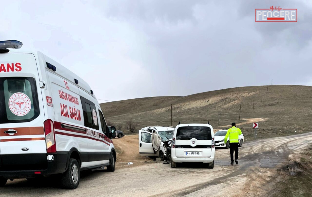 Malatya’nın Darende ilçesinde iki aracın kafa kafaya çarpıştığı kazada 4