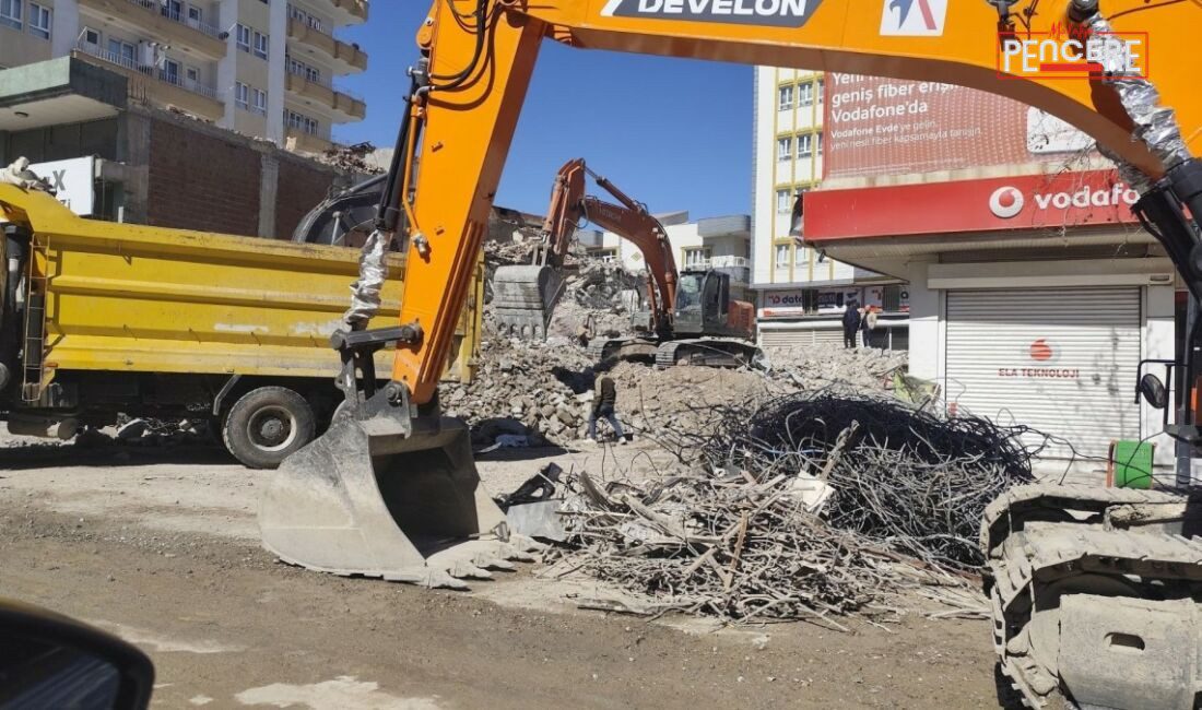 Adıyaman’ın Kahta ilçesinde deprem sonrası yıkılan binaların moloz ve demir