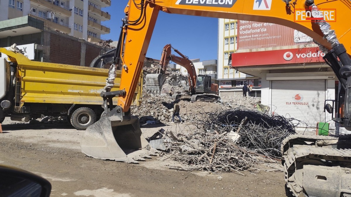 Adıyaman’ın Kahta ilçesinde deprem sonrası yıkılan binaların moloz ve demir