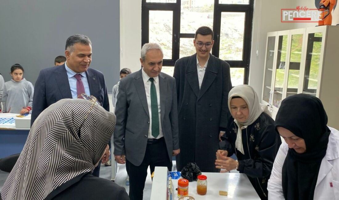 Malatya Büyükşehir Belediyesi tarafından düzenlenen ‘Sıfır Atık Günü’ programında öğrencilerin