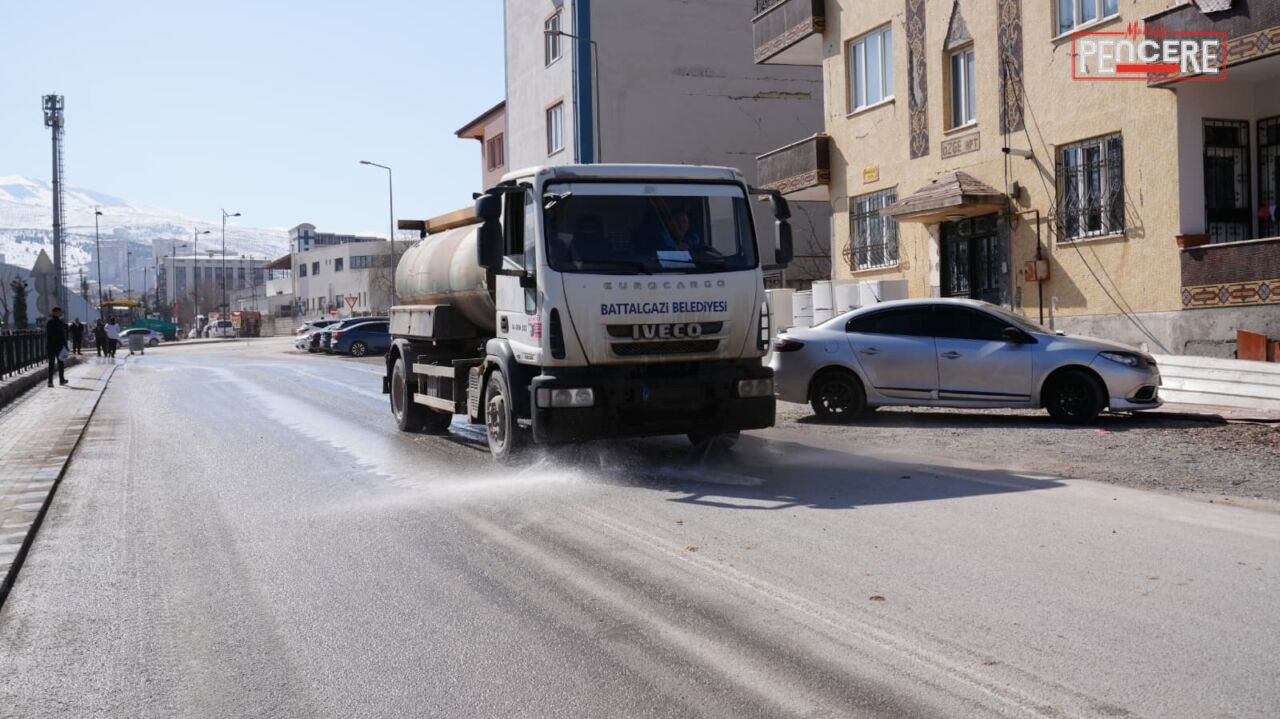 Battalgazi Belediyesi ekipleri, Selçuklu Mahallesi’nde bulunan Derme Deresi Parkı çevresinde