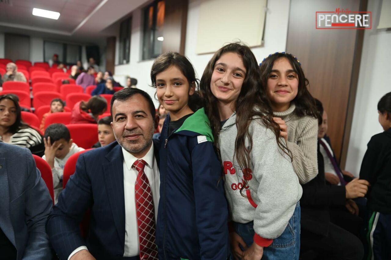 Malatya Pütürge Belediye Başkanı Mikail Sülük, ilçedeki yatılı okul öğrencileri,