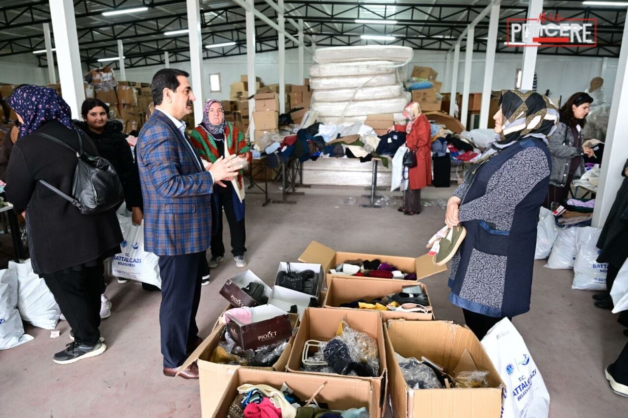 Battalgazi Belediyesi Sosyal Hizmetler Müdürlüğü Lojistik Deposu’nda gerçekleştirilen yardım malzemesi