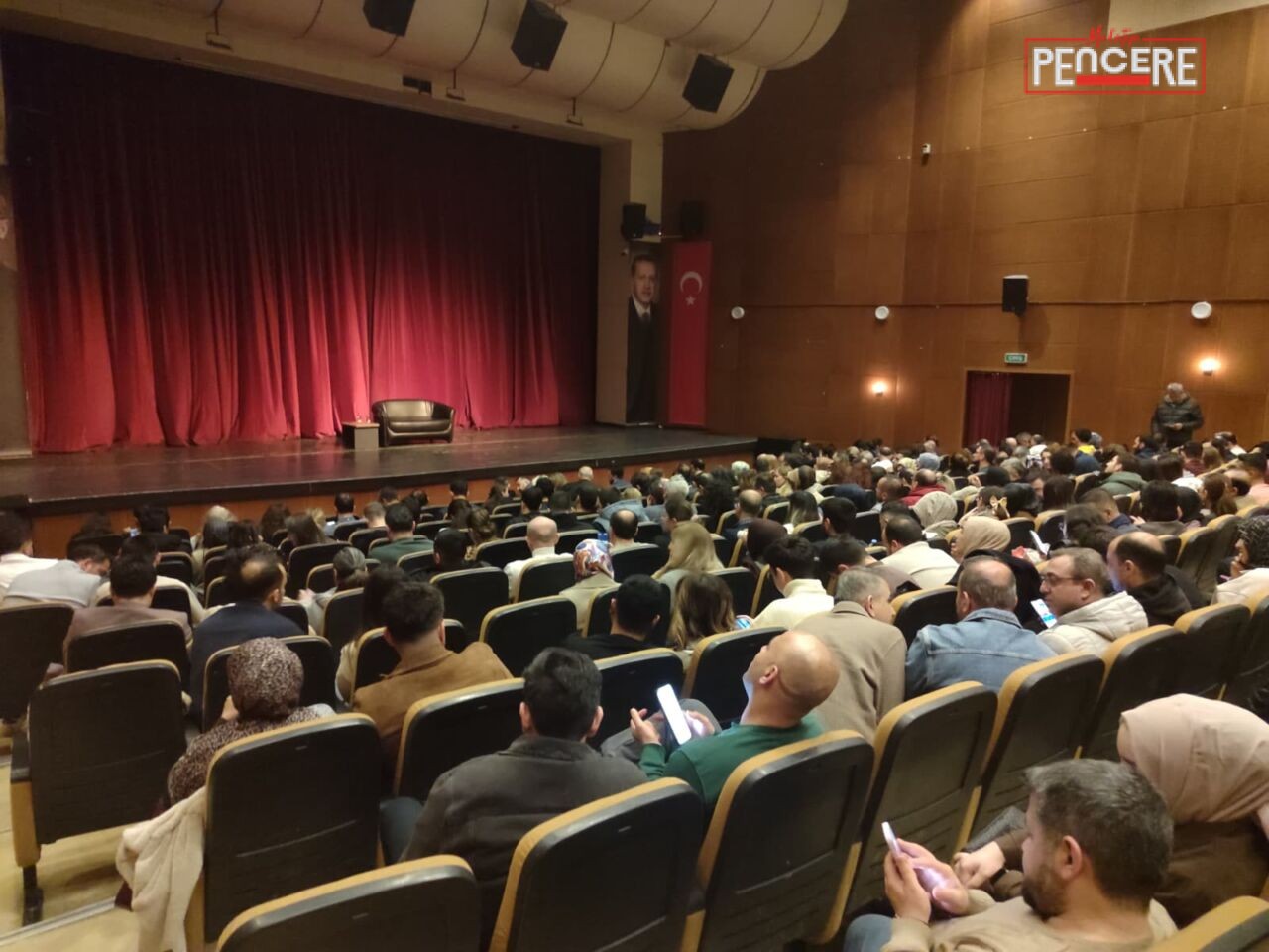 Sosyal medyada kendi yazdığı ve oynadığı skeçlerle tanınan komedyen Tahsin