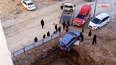 Malatya’da geri manevra yapan bir otomobil, yol kenarındaki inşaat alanının
