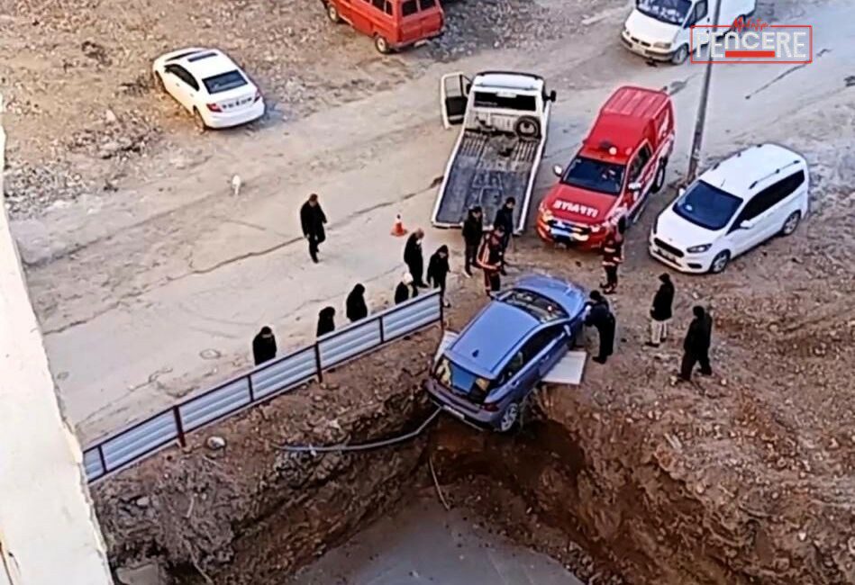 Malatya’da geri manevra yapan bir otomobil, yol kenarındaki inşaat alanının