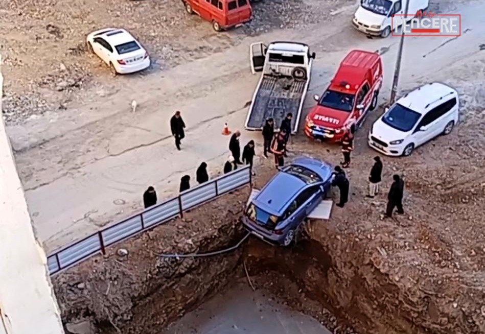 Malatya’da geri manevra yapan bir otomobil, yol kenarındaki inşaat alanının