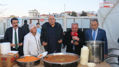 Malatya’da kurulan iftar çadırında vatandaşlar Ramazan’ın bereketini birlikte paylaştı. Programda