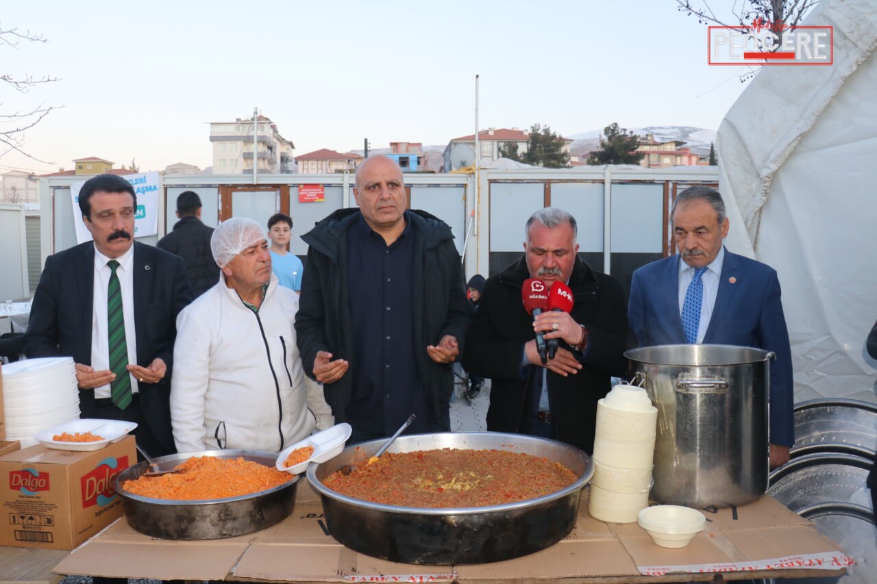 Malatya’da kurulan iftar çadırında vatandaşlar Ramazan’ın bereketini birlikte paylaştı. Programda