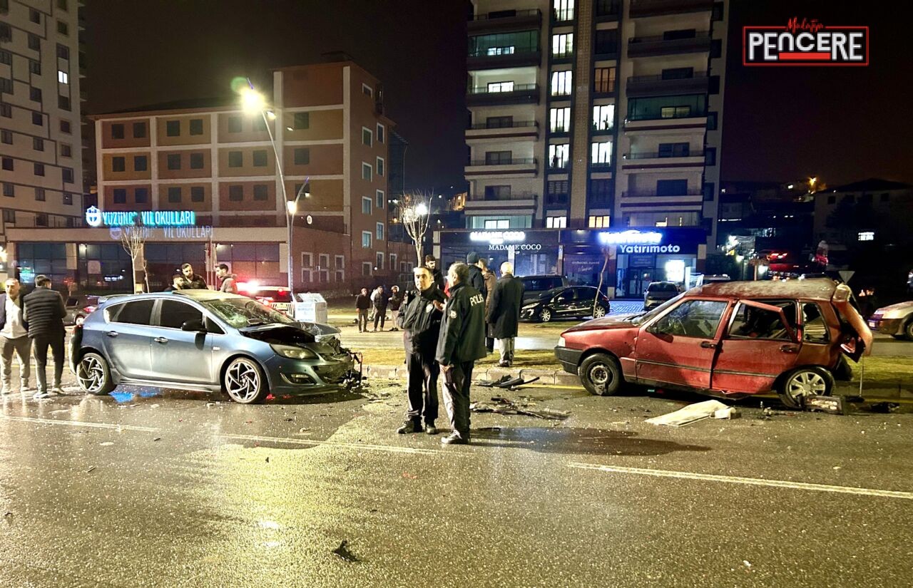 Malatya’nın Yeşilyurt ilçesinde iki otomobilin çarpışması sonucu meydana gelen trafik