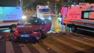 Malatya’da Çöşnük Kavşağı’nda iki otomobilin çarpışması sonucu meydana gelen trafik