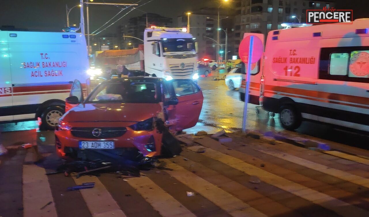 Malatya’da Çöşnük Kavşağı’nda iki otomobilin çarpışması sonucu meydana gelen trafik