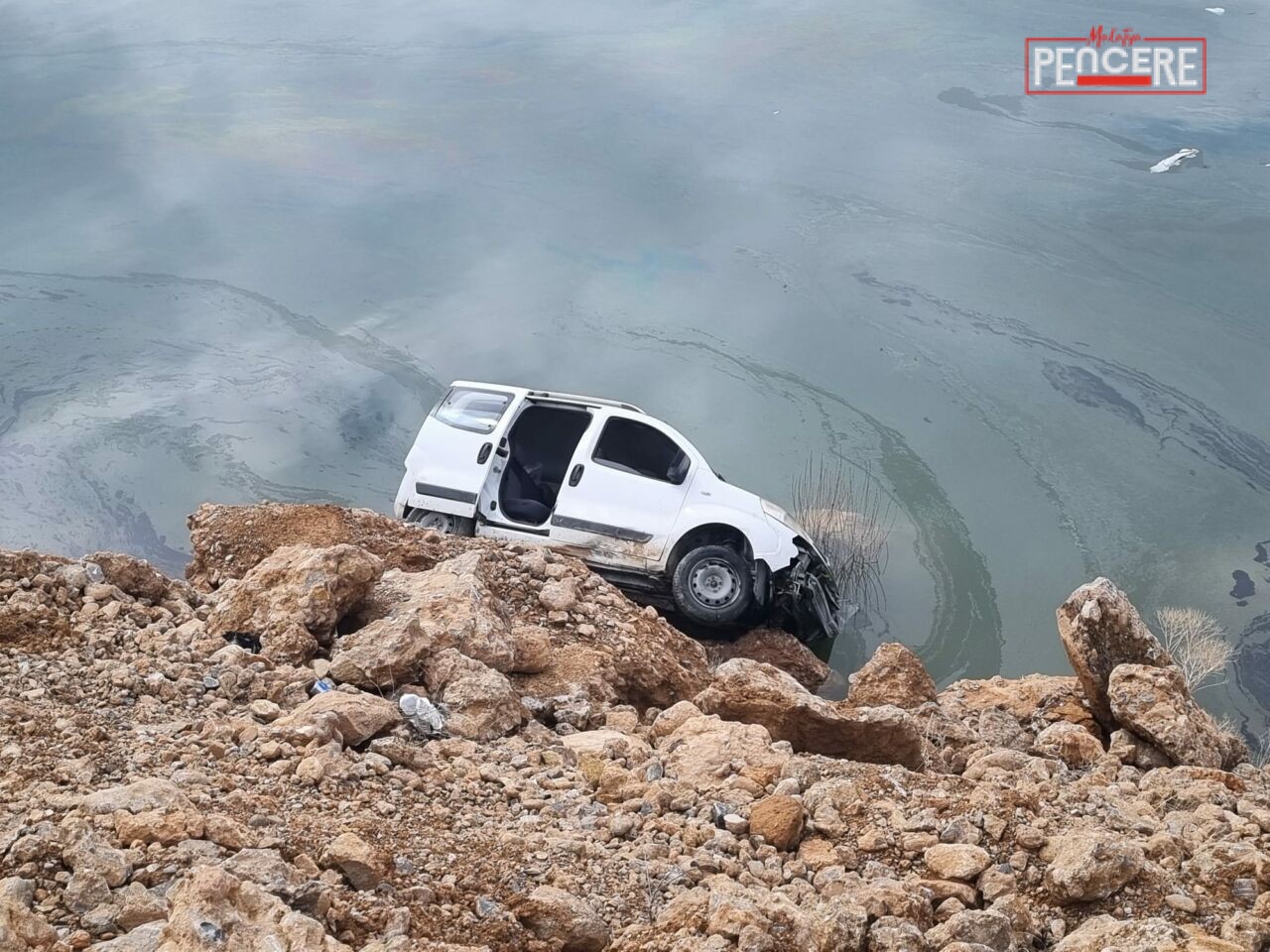 Malatya’da Beylerderesi Göleti’ne doğru yuvarlanan otomobil, suya düşmesine ramak kala