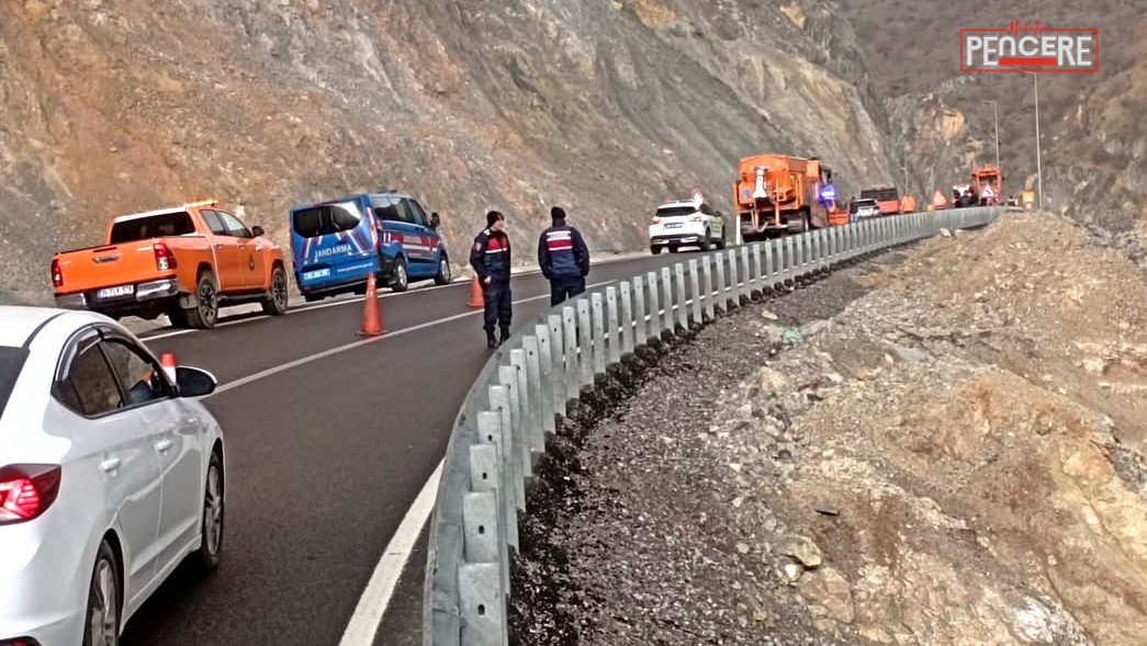 Doğanşehir ilçesi Erkenek Mahallesi mevkiinde meydana gelen heyelan, Malatya-Adıyaman karayolunda