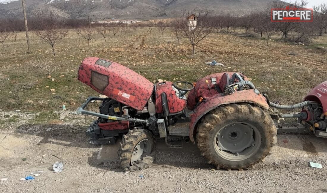Malatya’nın Doğanşehir ilçesinde seyir halindeyken devrilen traktörde bulunan sürücü ve