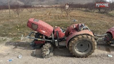 Malatya’nın Doğanşehir ilçesinde seyir halindeyken devrilen traktörde bulunan sürücü ve