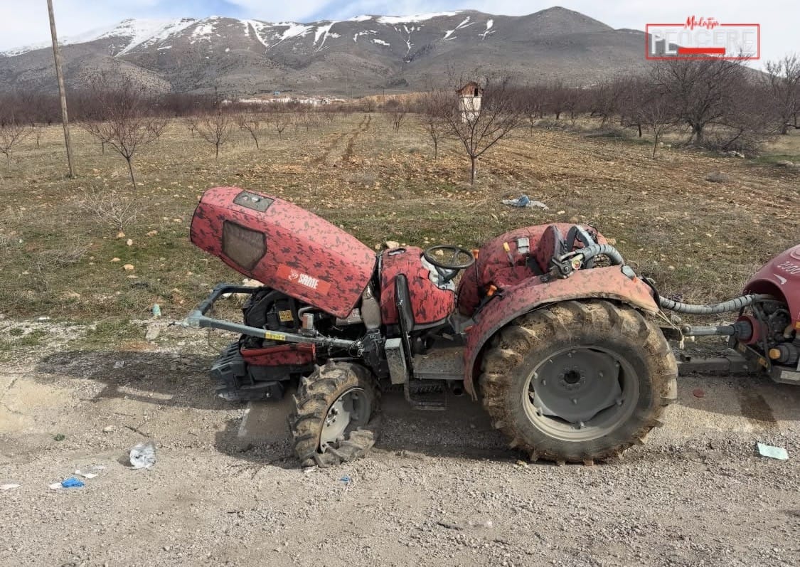 Malatya’nın Doğanşehir ilçesinde seyir halindeyken devrilen traktörde bulunan sürücü ve