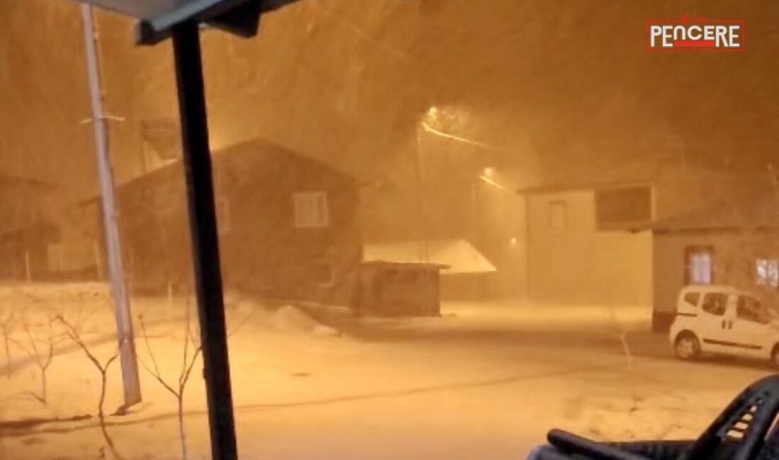 Malatya’nın Darende ilçesinde etkili olan yağış, yüksek kesimlerde kara dönüştü.