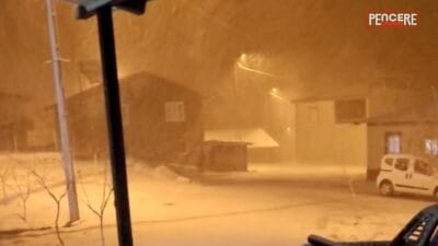 Malatya’nın Darende ilçesinde etkili olan yağış, yüksek kesimlerde kara dönüştü.