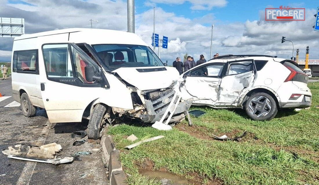 Diyarbakır’ın Bağlar ilçesinde öğrenci servisi ile otomobilin çarpışması sonucu meydana