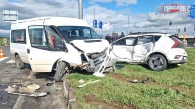 Diyarbakır’ın Bağlar ilçesinde öğrenci servisi ile otomobilin çarpışması sonucu meydana