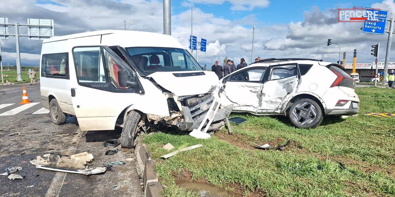 Diyarbakır’ın Bağlar ilçesinde öğrenci servisi ile otomobilin çarpışması sonucu meydana